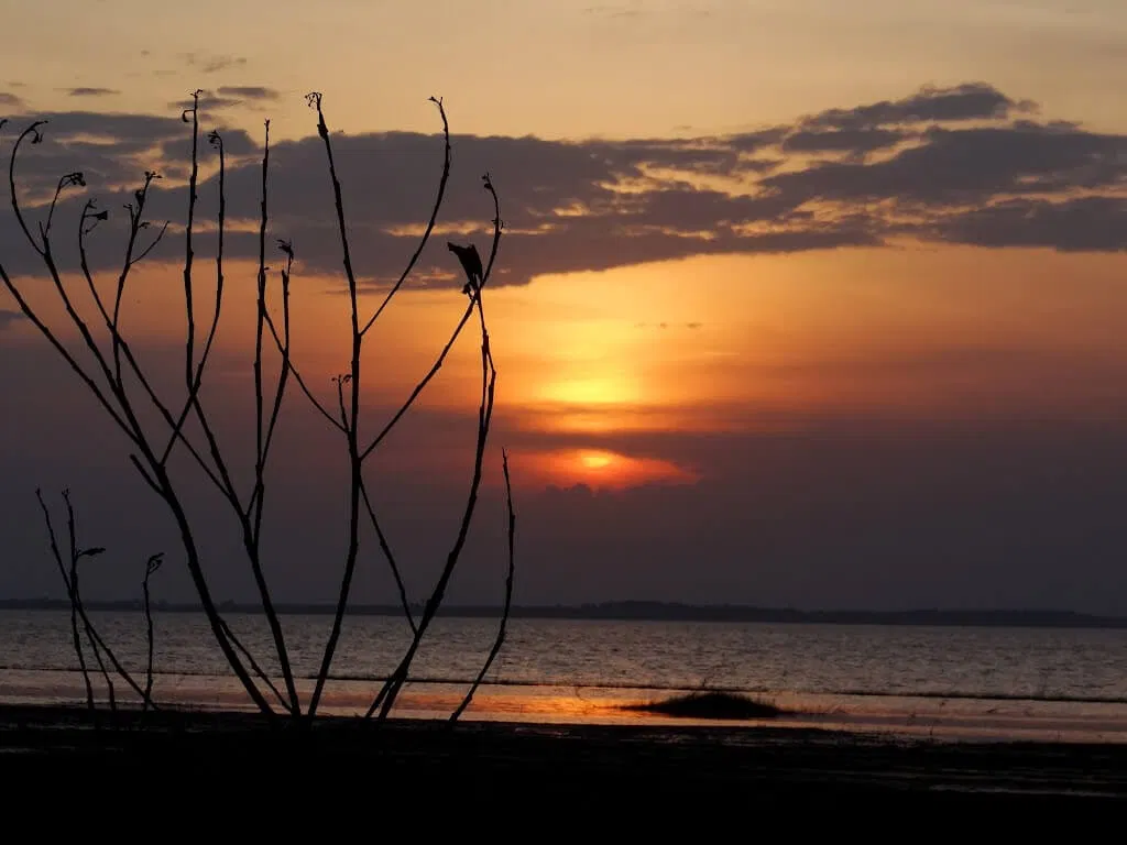 Hoàng hôn đẹp lãng mạn trên hồ (ảnh: internet)