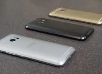 iPhone พับแรกของ Apple: การออกแบบมีขนาดกะทัดรัดมากกว่าคู่ต่อสู้ 1 htc10 1