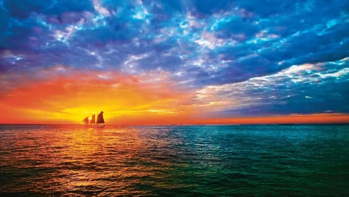 Cùng chiêm ngưỡng vẻ đẹp lãng mạn nhất của mặt trời khi lặn trên biển trong bức hình về hoàng hôn đầy màu sắc và hoàn mỹ.