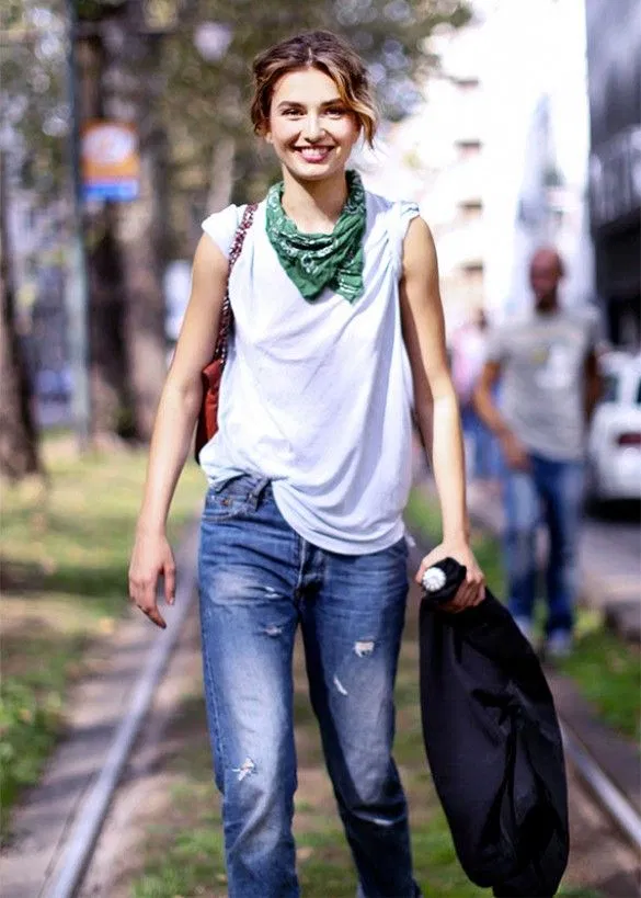 Áo thun trắng kết hợp khăn bandana