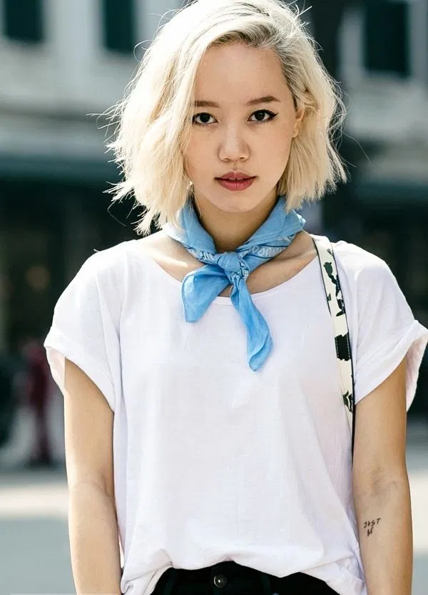 Áo thun trắng kết hợp khăn bandana