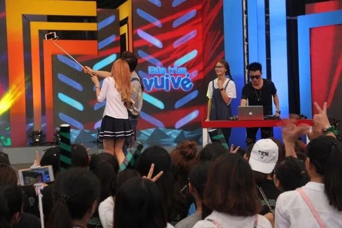 Khởi My selfie cùng Công Tố và các fan (ảnh: internet)