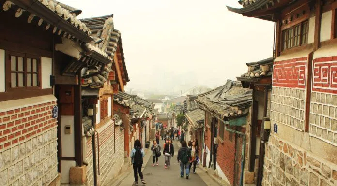 Với du khách nước ngoài, khám phá những con phố chật hẹp của Bukchon là một trong những hoạt động yêu thích hàng đầu của họ tại Seoul. (ảnh: internet)