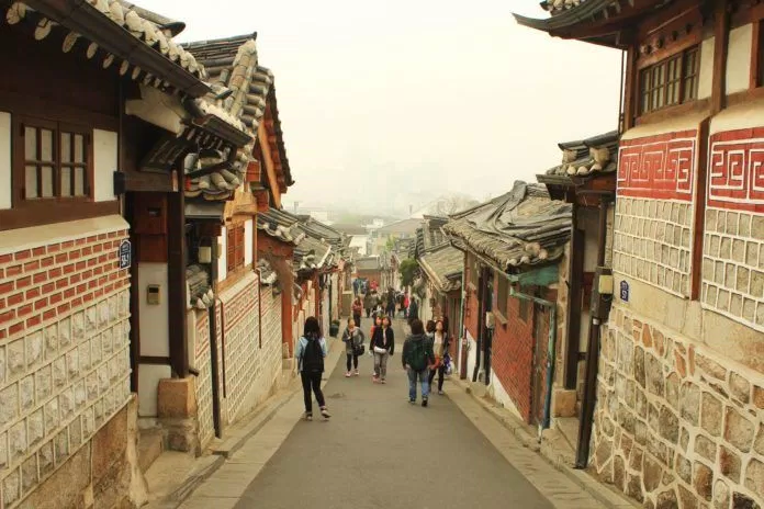 Với du khách nước ngoài, khám phá những con phố chật hẹp của Bukchon là một trong những hoạt động yêu thích hàng đầu của họ tại Seoul. (ảnh: internet)