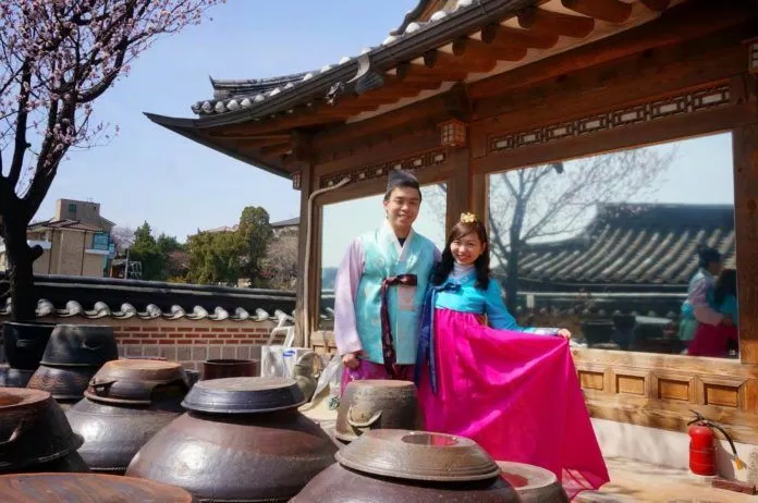 Mặc trang phục truyền thống Hàn Quốc và chụp ảnh giữa làng truyền thống, thật là một trải nghiệm thú vị! (ảnh: internet)