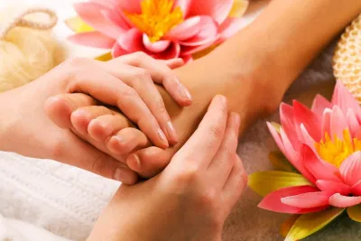Thoa dầu lên gót và massage chân (ảnh: internet)