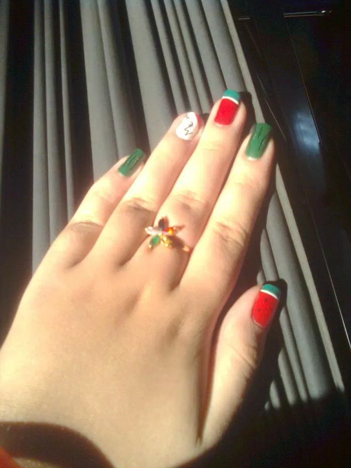 Nail dưa hấu hội tụ đủ sắc đỏ, xanh trên móng tay (ảnh: Đỗ Khánh Ngọc)