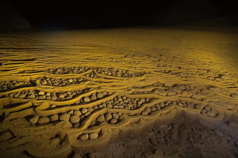 Những hạt tròn nhỏ sống động trong hang Sơn Đoòng vô tình được hình thành khi nước khoáng nhỏ xuống từ trần hang quá nhanh trong quá trình tạo thành măng đá (Ảnh internet)