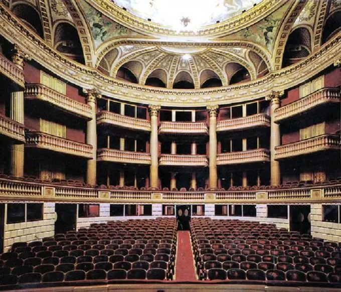 Nhà hát lớn Grand Theatre