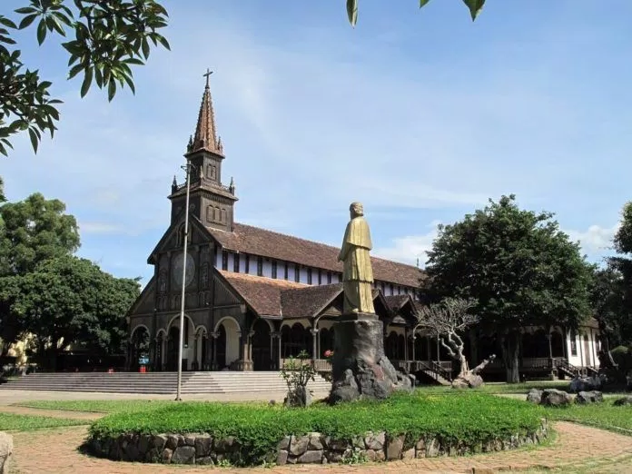 Nhà thờ Gỗ - Kon Tum