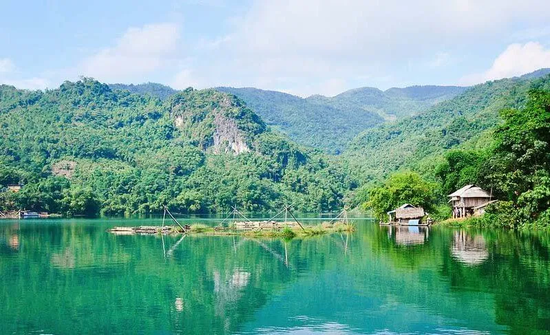 Đã có ai nhầm lẫn giữa mặt hồ với tấm gương khổng lồ chưa? (ảnh: internet)