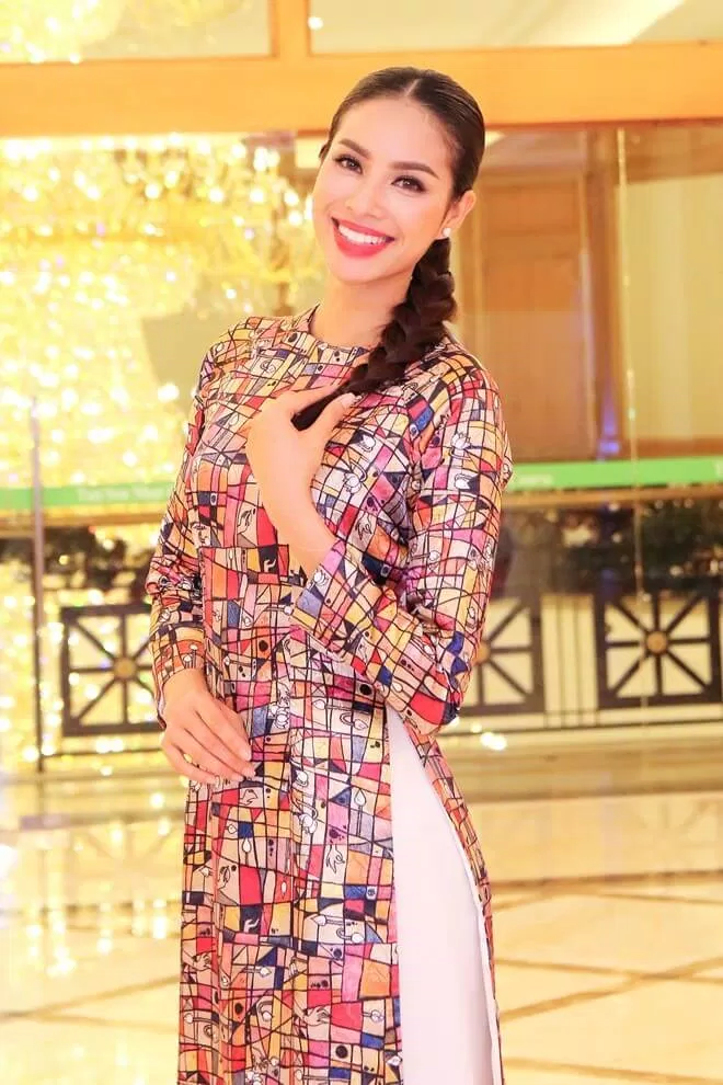 Nàng hậu Phạm Hương gọn gàng với tóc tết đuôi ngựa. (ảnh: internet)