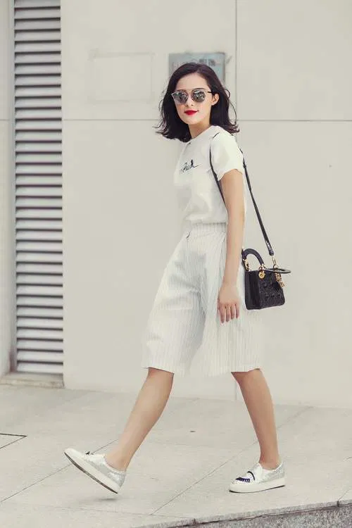 Áo thun trắng kết hợp quần culottes