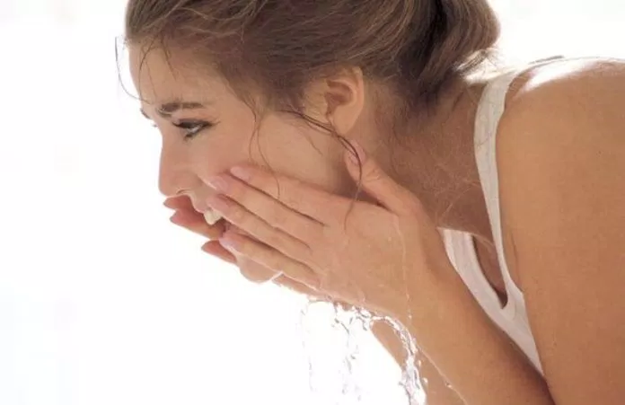 Rửa mặt sạch trước và sau khi đắp mặt nạ dưỡng da là điều bạn nhất định phải thực hiện. (ảnh: internet)