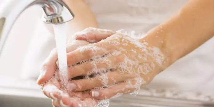 Hạn chế rửa tay nhiều để móng tay không bị dễ gãy. (ảnh: internet)