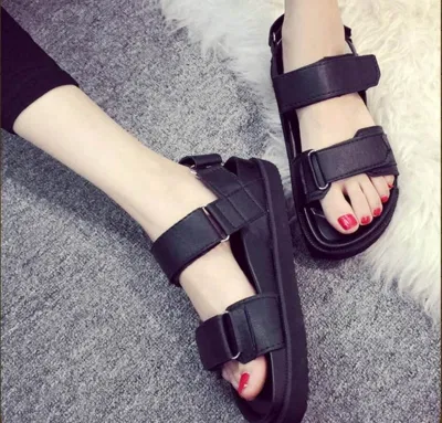 Đế bệt quai ngang bản to được thiết kế chắc chắn giúp bạn có thể chơi thể thao được nữa. (ảnh: internet)