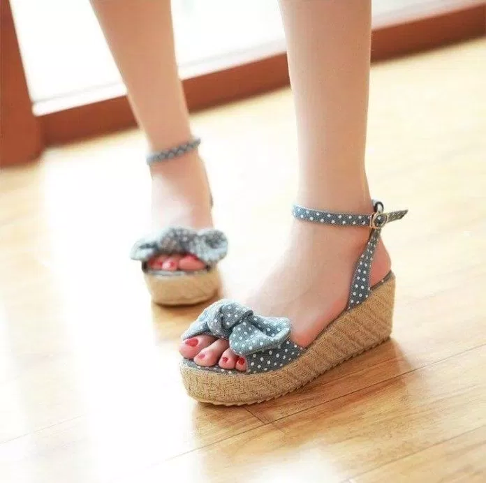 Nếu muốn ăn gian chiều cao, các bạn hãy chọn sandal có đế nâng lên cao một tí, chúng vẫn dễ đi mà còn giúp bạn thêm xinh đẹp. (ảnh: internet)
