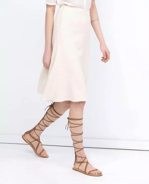 Sandal đế bệt buộc dây kết hợp với váy (ảnh: internet)
