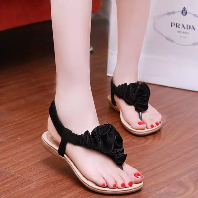 Đừng lo nếu sợ bị “chìm” vì mẫu này quá tối giản, những đôi sandal xỏ ngón với các gam màu nổi hoặc đính đá, đính hoa sẽ làm bạn nổi bần bật giữa bao người! (ảnh: internet)