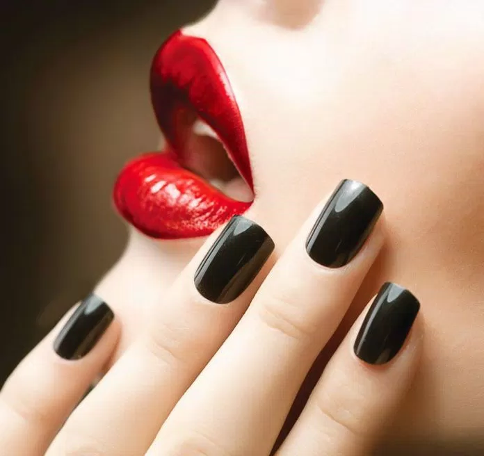 Màu nail đen thật cuốn hút. (ảnh: internet)