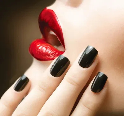 Màu nail đen thật cuốn hút. (ảnh: internet)