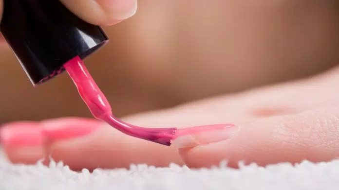 Việc sơn những lớp sơn lên móng tay đồng hướng giúp bạn giữ móng mình bền, lâu và đẹp hơn. (ảnh: internet)