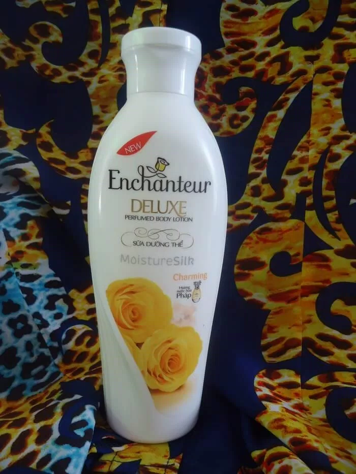 Sữa dưỡng thể Enchanteur với công thức đặc biệt sẽ cho bạn làn da mềm mịn. (ảnh: Đỗ Khánh Ngọc)