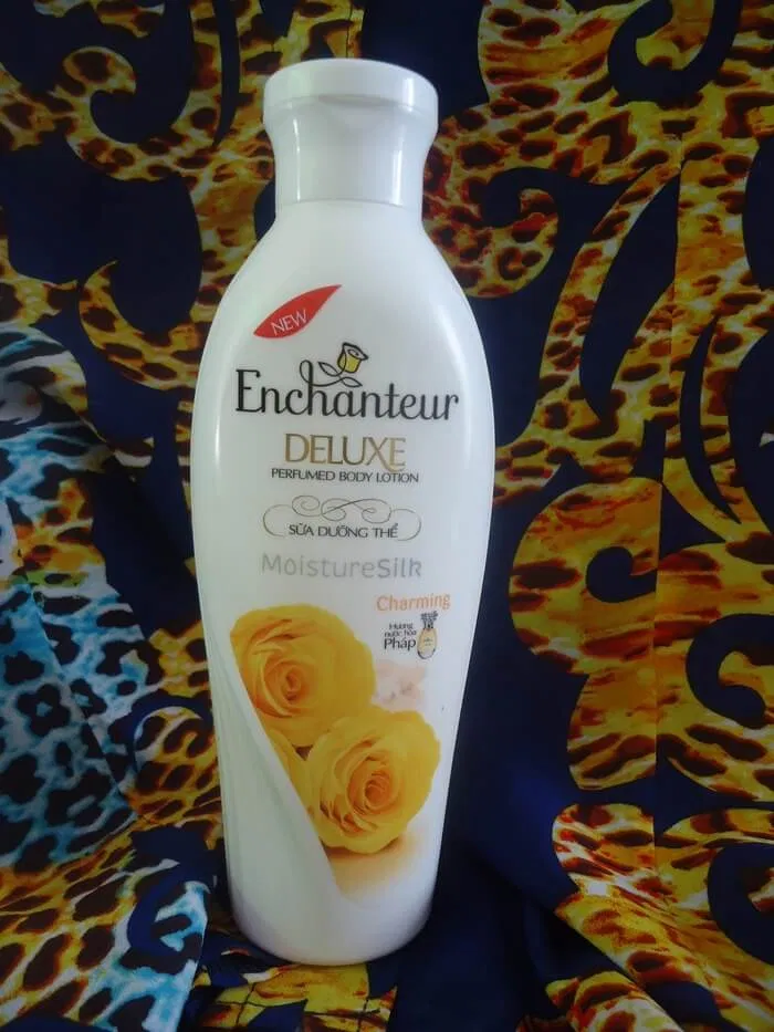 Sữa dưỡng thể Enchanteur với công thức đặc biệt sẽ cho bạn làn da mềm mịn. (ảnh: Đỗ Khánh Ngọc)