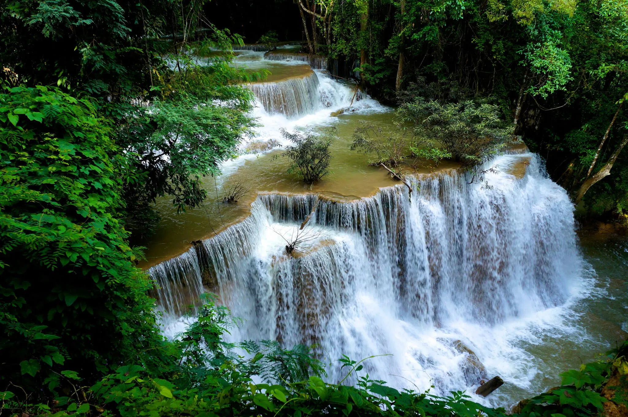 Đến với nơi đây, bạn sẽ choáng ngợp trước những dòng thác trắng xóa, đổ thẳng từ trên cao xuống thấp. (ảnh: internet)