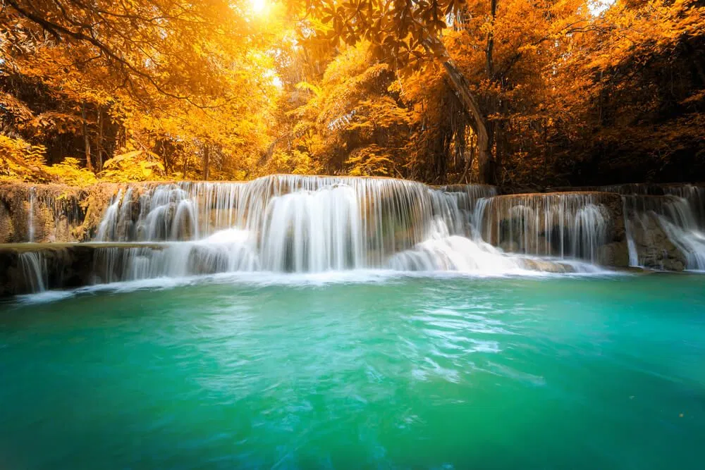 Khung cảnh nên thơ, huyền ảo với thác, với lá vàng mùa thu (ảnh: internet)