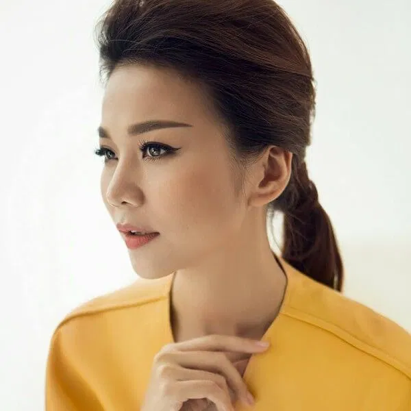 Thanh Hằng thanh lịch với tóc đuôi ngựa buộc thấp sau gáy. (ảnh: internet)