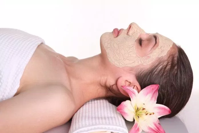 Thoa mặt nạ khoai tây lên da để cảm nhận làn da đang được chăm sóc tuyệt vời. (ảnh: internet)