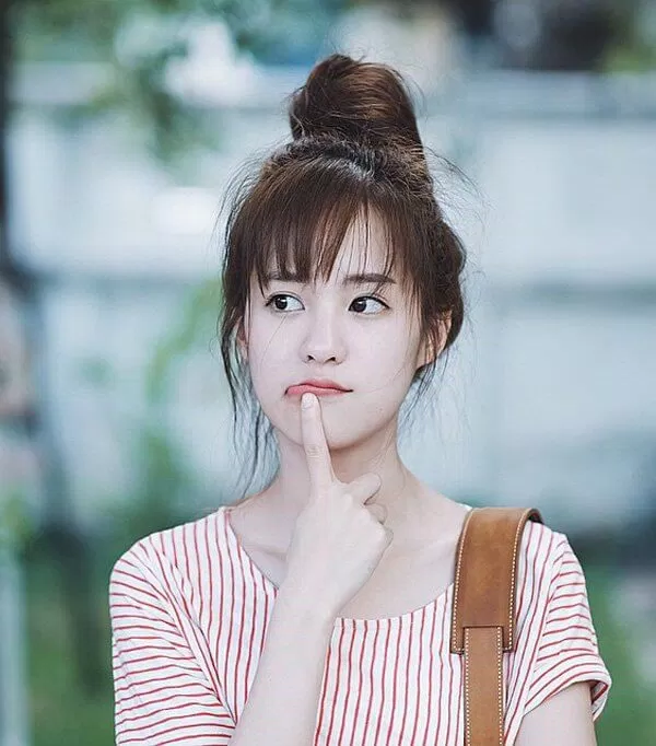 Kiểu tóc búi củ tỏi vừa mát mẻ vừa xinh xắn cho các bạn gái. (Ảnh: internet)