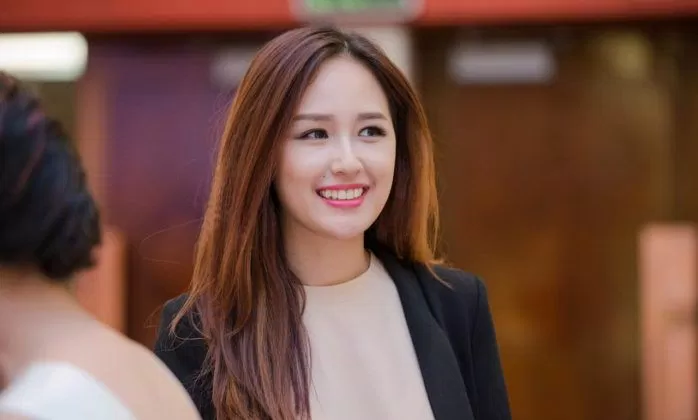 Hoa hậu Mai Phương Thúy xinh đẹp với tóc xõa nhấn nhá vài cọng tóc được bấm gãy điệu đà. (ảnh: internet)