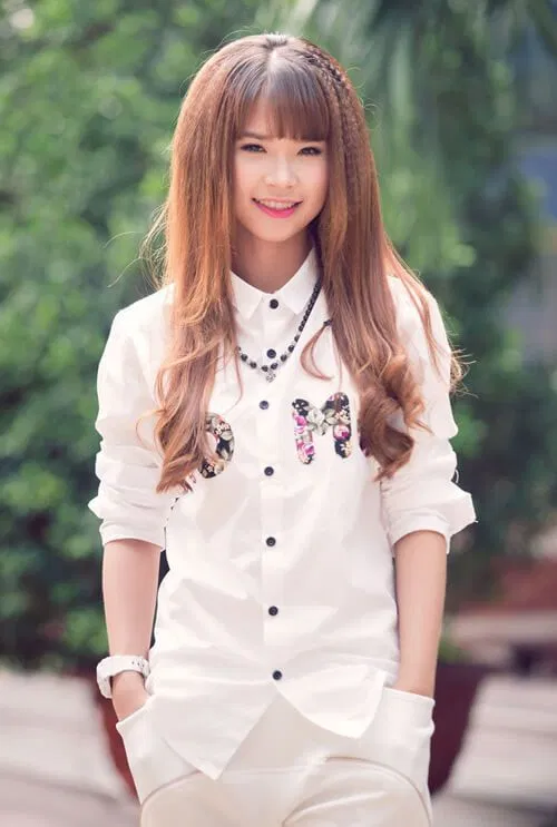 Khởi My đáng yêu với mái tóc xõa buông dài xoăn nhẹ đuôi. (ảnh: internet)