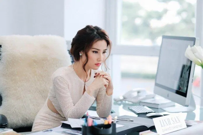 Nếu có mái dài, bạn hãy học Diễm My uốn xoăn nhẹ vài cọng, thả lỏng theo khuôn mặt kèm với tóc tết đuôi ngựa để đốn tim hàng triệu người. (ảnh: internet)