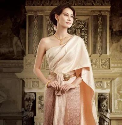 Váy của cô dâu Thái được dệt nên từ tơ tằm và có màu rất tươi tắn. (ảnh: internet)