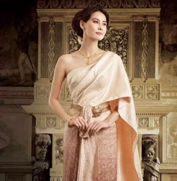 Váy của cô dâu Thái được dệt nên từ tơ tằm và có màu rất tươi tắn. (ảnh: internet)