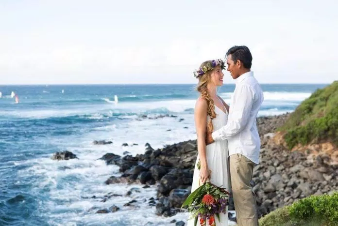 Trang phục cưới đơn giản đậm chất biển của một cặp đôi Hawaii. (ảnh: internet)