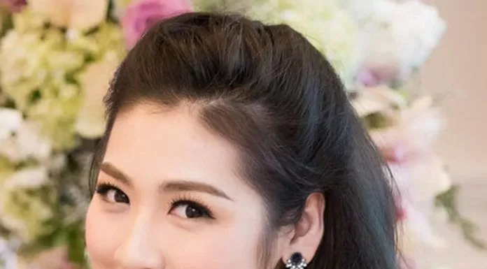 Á hậu Tú Anh xinh đẹp khó cưỡng với tóc đen xoăn nhẹ tôn lên gương mặt thanh tú và làn da trắng nõn nà. (ảnh: internet)