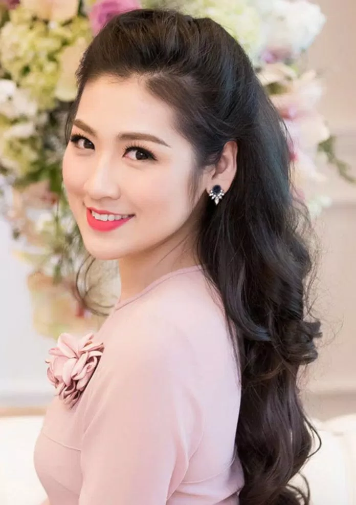 Á hậu Tú Anh xinh đẹp khó cưỡng với tóc đen xoăn nhẹ tôn lên gương mặt thanh tú và làn da trắng nõn nà. (ảnh: internet)