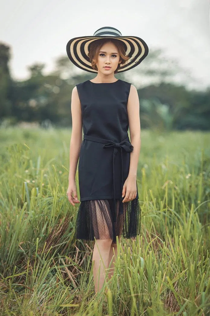 Chiếc váy suông sẽ không còn đơn điệu khi có thêm ren ở đuôi. (ảnh: internet)