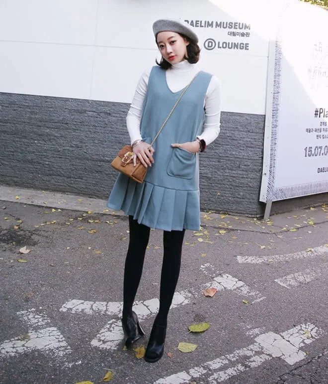 Váy yếm với legging cho nàng khoe chân thon dài. (ảnh: internet)