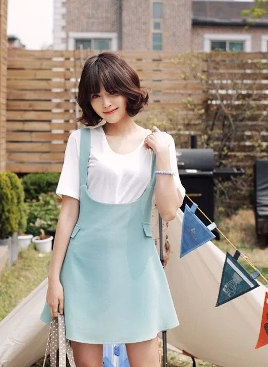 Áo thun trắng kết hợp váy yếm
