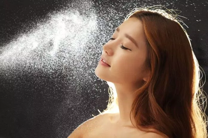 Rửa sạch mặt của bạn với nước ấm rồi xịt nước chanh trên làn da của bạn. (ảnh: internet)
