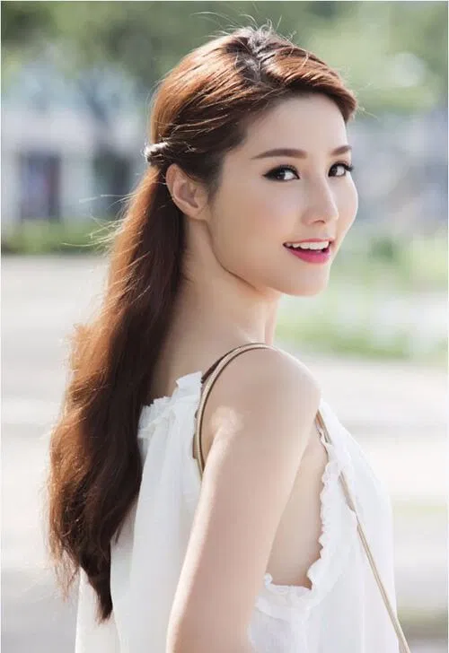 Diễm My 9x đẹp tinh khôi với tóc xõa xoăn buông nhẹ hờ hững. (ảnh: internet)