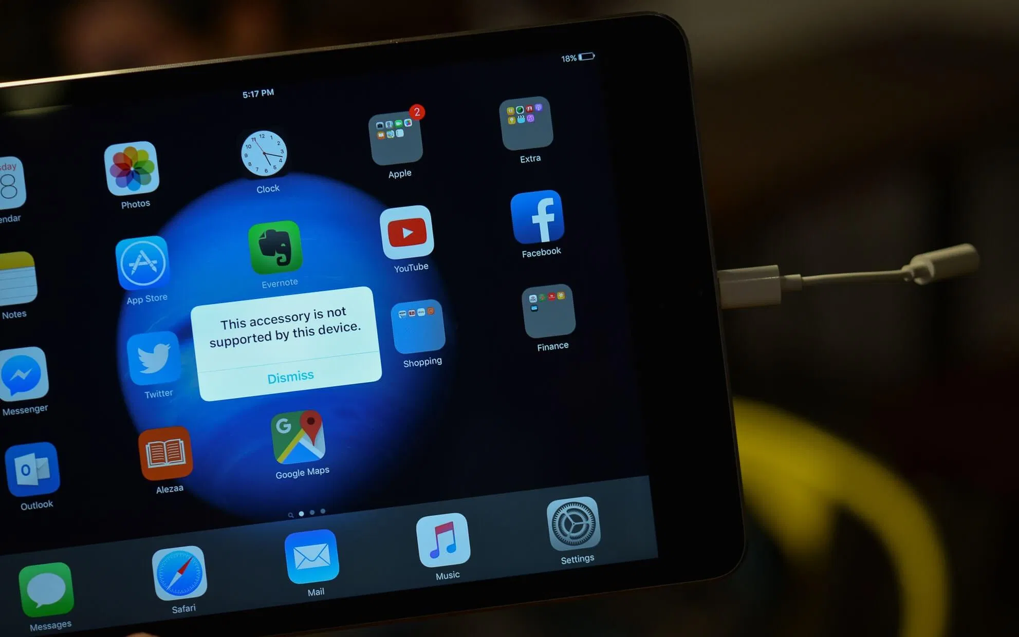 Các thiết bị chạy iOS 9 không hỗ trợ cổng chuyển đổi này (nguồn: Internet)