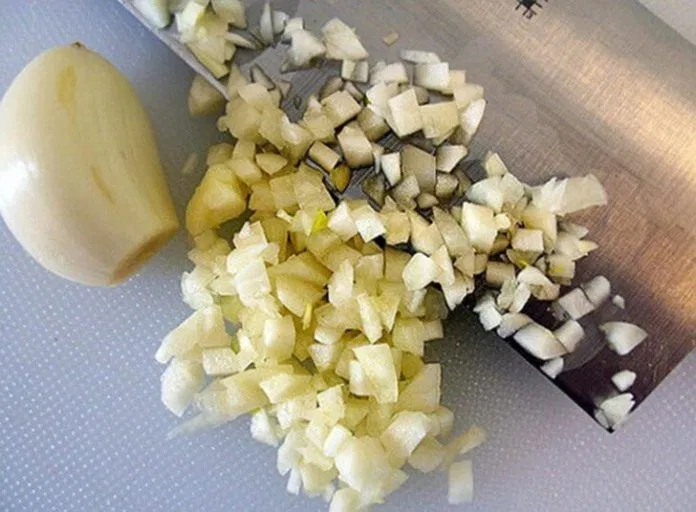 Băm nhuyễn tỏi