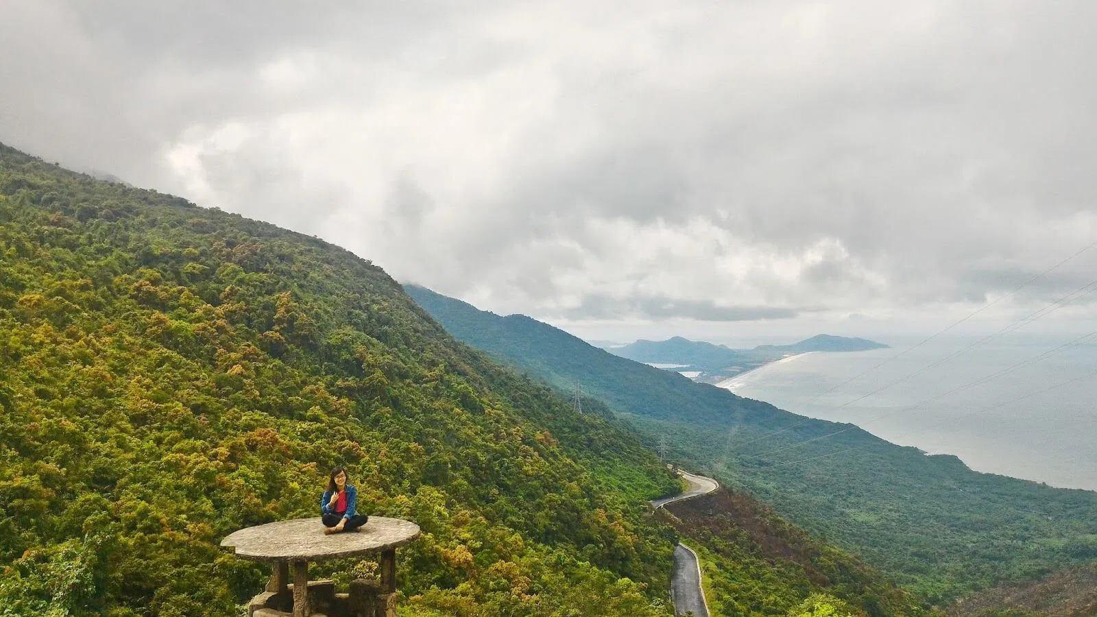 Bạn trẻ chụp hình