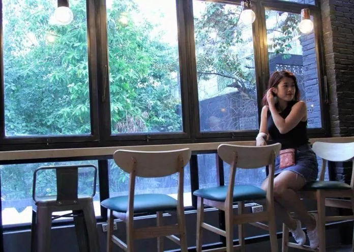 Bên cửa